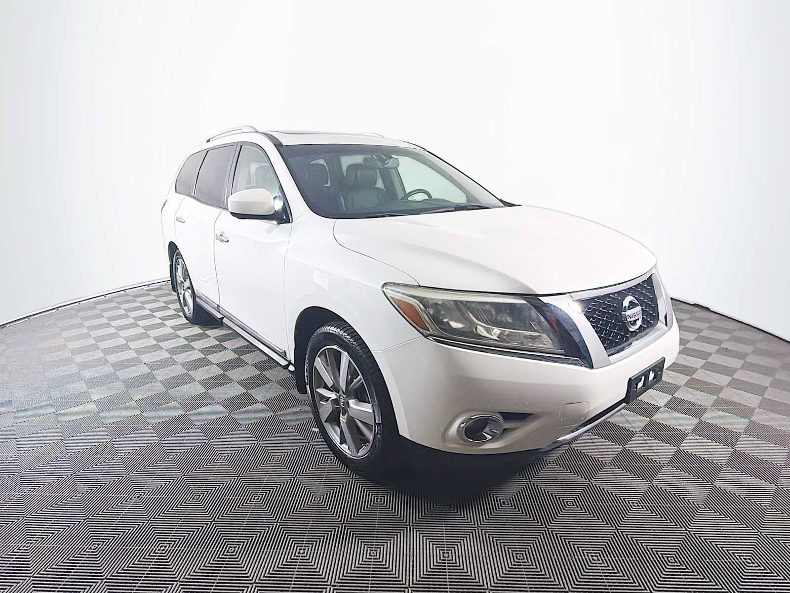 Used 2013 Nissan Pathfinder Platinum w/ Platinum Premium Pkg AWD/4WD image 3