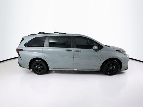 Used 2025 Toyota Sienna XLE Woodland Edition AWD/4WD image 9
