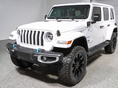 Used 2022 Jeep Wrangler Unlimited Sahara AWD/4WD image 31