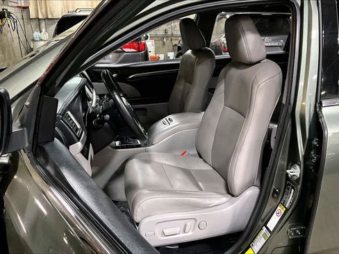 Used 2018 Toyota Highlander Limited Platinum w/ Carpet Mat Package (TMS) image 8