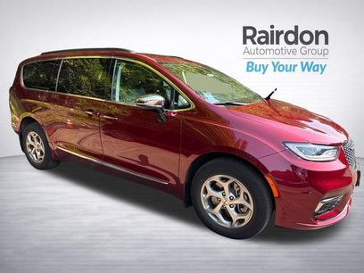 Used 2023 Chrysler Pacifica Limited w/ Uconnect Theater Family Group