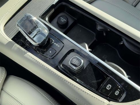 Certified 2024 Volvo XC90 B6 Ultimate w/ Protection Package Premier image 29