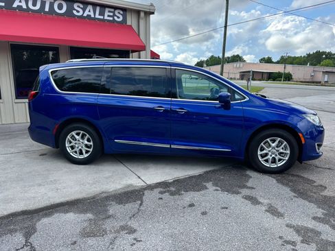 Used 2020 Chrysler Pacifica Touring-L FWD image 6