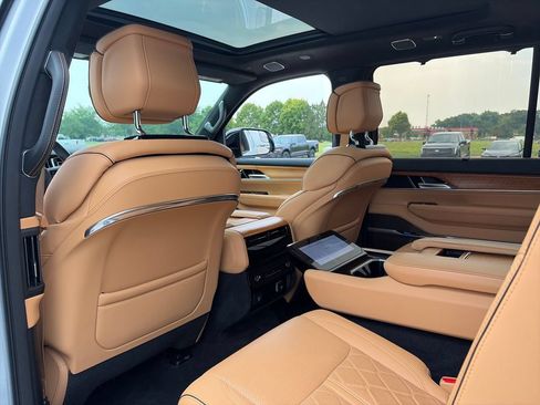 Used 2023 Jeep Grand Wagoneer Series III AWD/4WD image 29