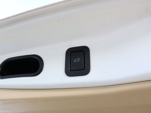 Used 2016 Toyota Highlander Limited image 38