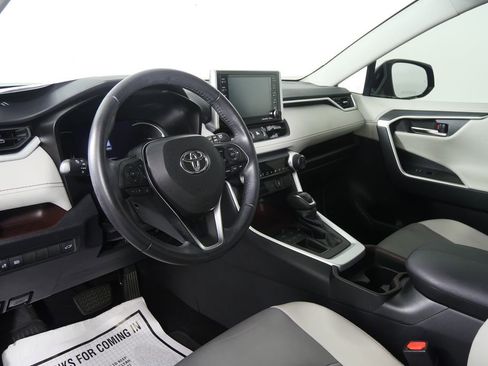 Used 2019 Toyota RAV4 Limited image 13