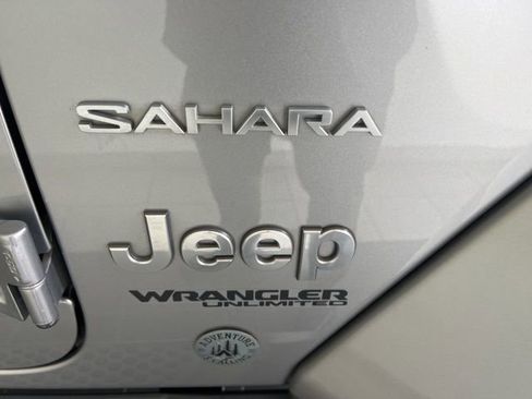 Used 2018 Jeep Wrangler Unlimited Sahara AWD/4WD image 7
