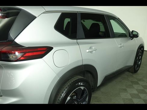 Used 2025 Nissan Rogue SV AWD/4WD image 16