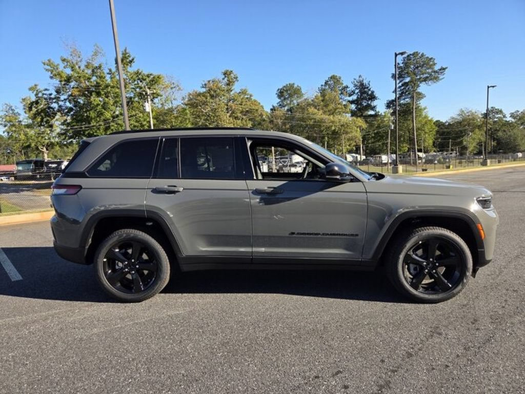 New 2027 Jeep Grand Cherokee Limited RWD image 11