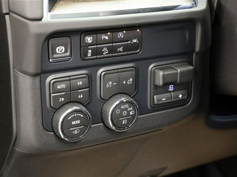 New 2026 Chevrolet Suburban High Country image 19