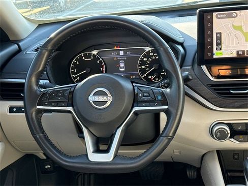 Used 2023 Nissan Altima 2.5 SV w/ SV Premium Package image 14