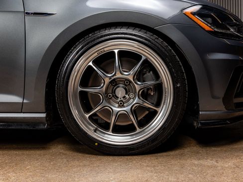 Used 2018 Volkswagen Golf R 4-Door image 11