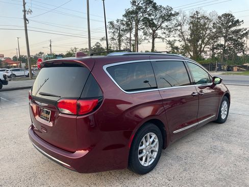 Used 2020 Chrysler Pacifica Touring-L image 5
