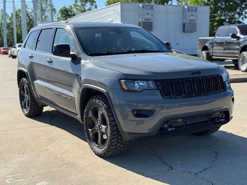 Used 2019 Jeep Grand Cherokee Laredo AWD/4WD image 4