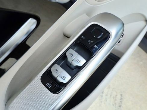 Used 2025 Mercedes-Benz GLC 300 4MATIC image 29