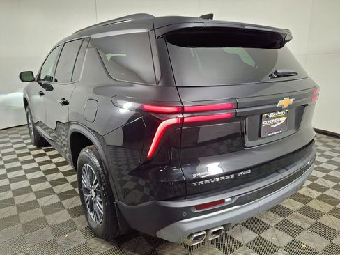 Used 2024 Chevrolet Traverse LT image 3