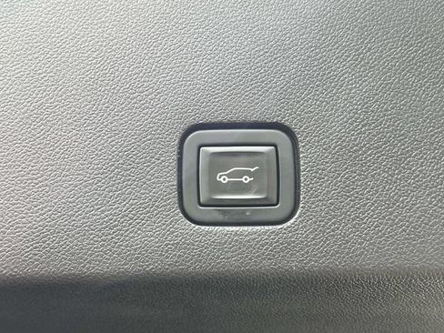 Used 2022 Cadillac XT6 Premium Luxury w/ LPO, Floor Liner Package AWD/4WD image 11
