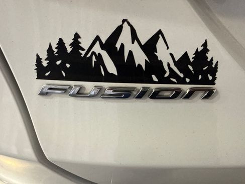 Used 2018 Ford Fusion SE FWD image 16
