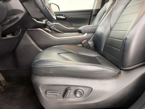 Used 2022 Toyota Highlander XLE FWD image 5