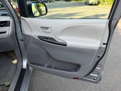 Used 2013 Toyota Sienna LE FWD image 27