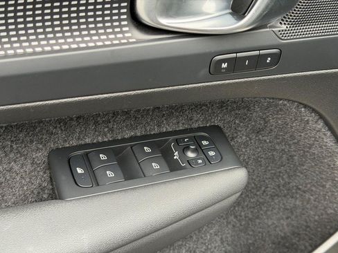 Certified 2025 Volvo XC40 B5 Plus AWD/4WD image 16