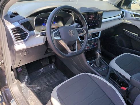 Used 2025 Volkswagen Taos SE FWD image 11
