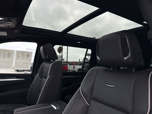Used 2025 Cadillac Escalade ESV Sport AWD/4WD image 30