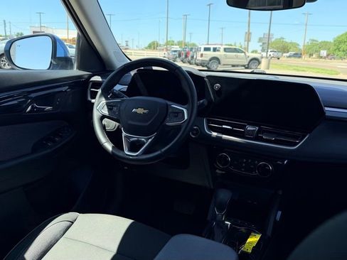 Used 2024 Chevrolet TrailBlazer LT w/ LT Cold Weather Package FWD image 13