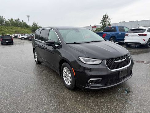 Used 2023 Chrysler Pacifica Touring-L FWD image 5