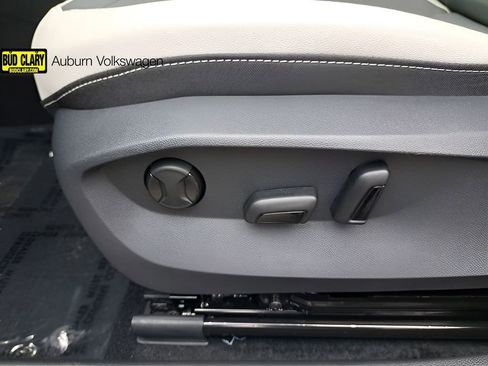 New 2025 Volkswagen Taos SE AWD/4WD image 33
