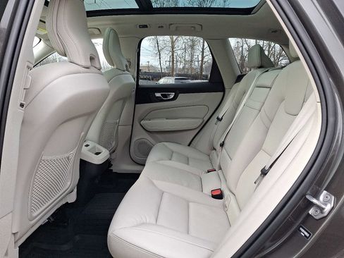 Used 2021 Volvo XC60 T5 Momentum w/ Premium Package image 10