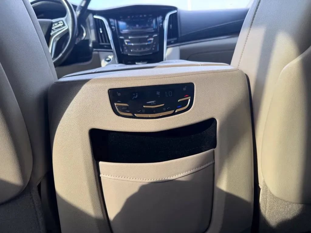 Used 2018 Cadillac Escalade Luxury AWD/4WD image 22