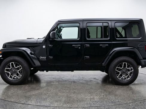 Used 2025 Jeep Wrangler Unlimited Sahara AWD/4WD image 5