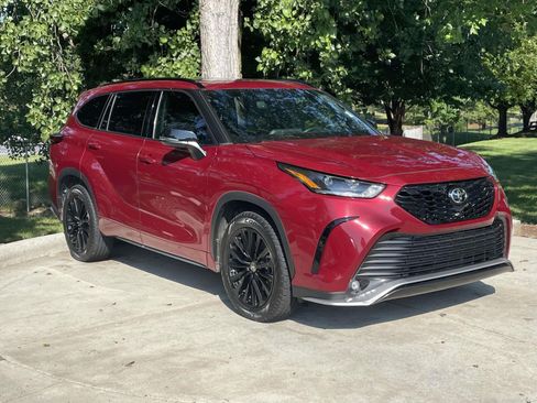 Used 2023 Toyota Highlander XSE AWD/4WD image 2