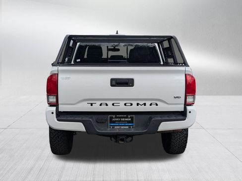 Used 2017 Toyota Tacoma TRD Off-Road w/ Premium & Technology Package AWD/4WD image 4