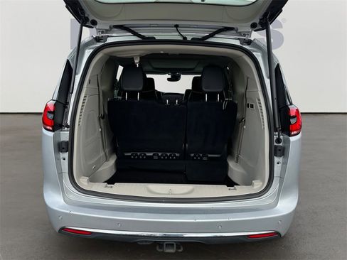 Used 2022 Chrysler Pacifica Limited w/ Uconnect Theater Family Group image 14