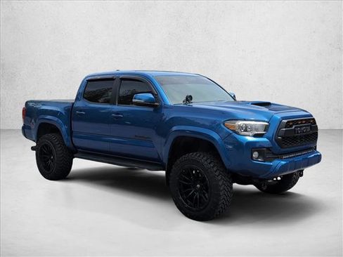 Used 2018 Toyota Tacoma TRD Sport w/ Technology Package image 3