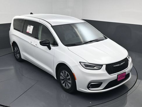 Used 2024 Chrysler Pacifica Limited FWD image 12