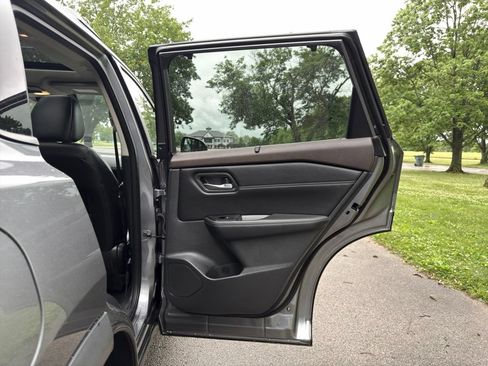Used 2022 Nissan Rogue SV w/ SV Premium Package FWD image 36