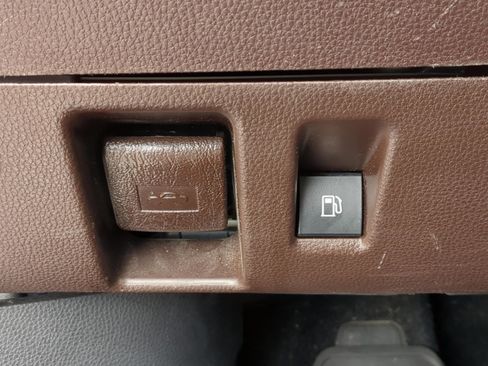 Used 2021 Toyota Highlander XLE FWD image 25