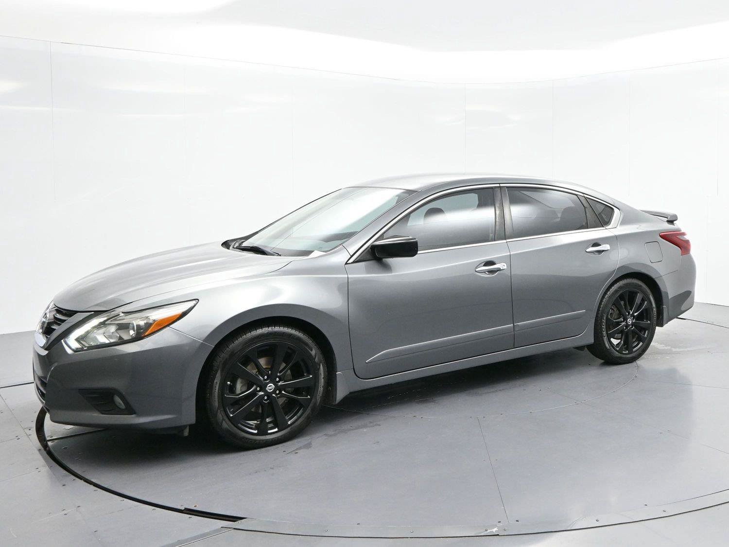 Used 2017 Nissan Altima 2.5 SR w/ Midnight Edition Package FWD image 3
