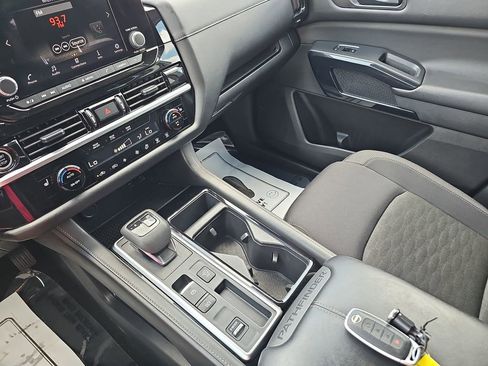Used 2024 Nissan Pathfinder SV FWD image 29