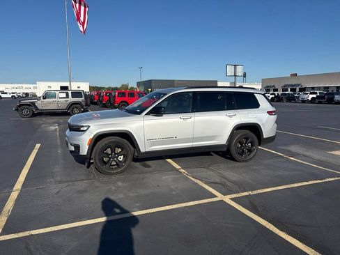 Used 2022 Jeep Grand Cherokee L Limited w/ Luxury Tech Group II AWD/4WD image 2