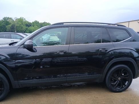 Used 2022 Volkswagen Atlas SE w/ Panoramic Sunroof Package FWD image 2
