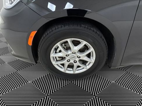 Used 2024 Chrysler Pacifica Touring-L image 9