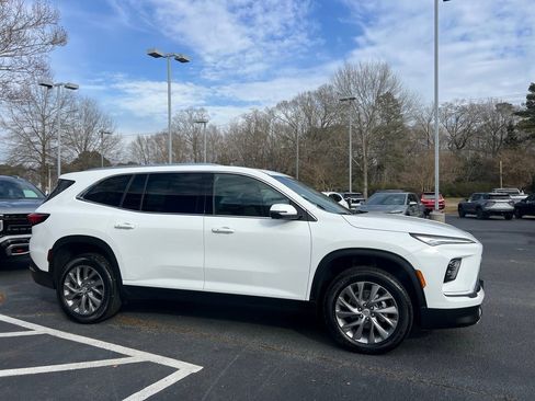 Used 2025 Buick Enclave Preferred image 2