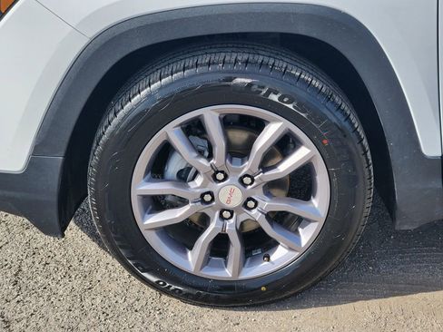 Used 2024 GMC Terrain SLT image 13