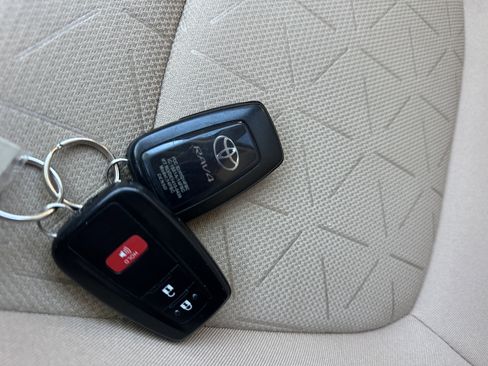 Used 2021 Toyota RAV4 XLE image 20