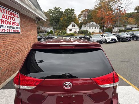 Used 2011 Toyota Sienna LE image 9