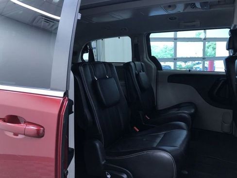 Used 2015 Chrysler Town & Country Touring FWD image 21